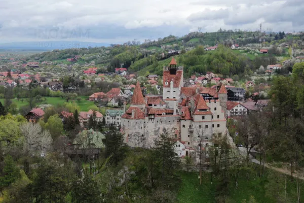 „Moda” în construcţii îşi spune cuvântul în zona Bran - Moieciu - Fundata: Mai bine construieşti cu 1.700 de euro/mp, decât să cumperi cu 780