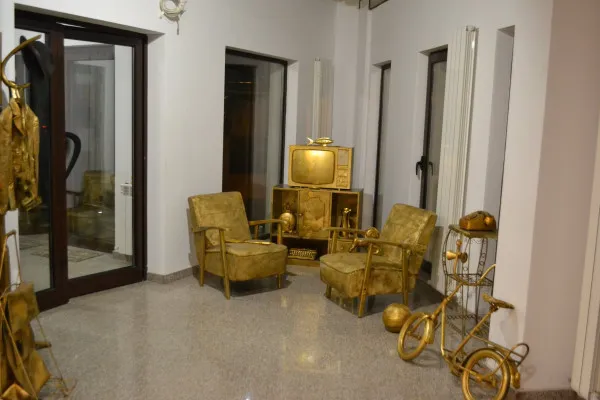 „Epoca de Aur” şi „apartamentul de aur”, la Braşov