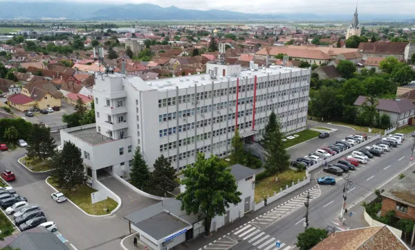 „Fiul meu nu va mai fi niciodată la fel, deşi s-ar fi putut”. Apelul unei mame din Braşov către medici: „V-aş ruga în genunchi: nu trataţi pe bandă rulantă”