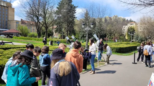 La coadă pentru eclipsa parţială de Lună şi Jupiter