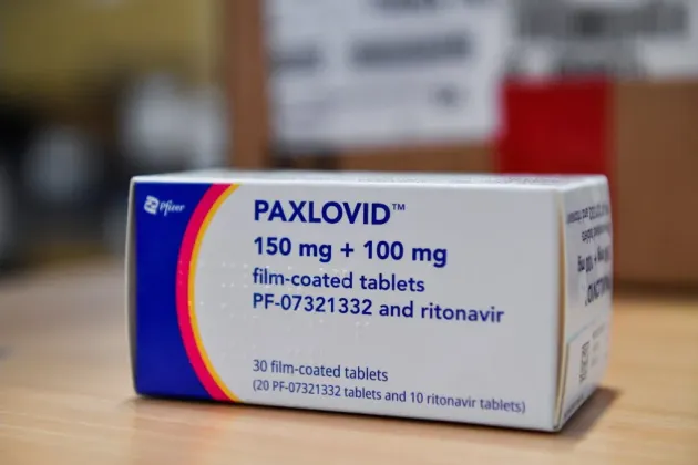 Când apare Paxlovid în România şi cine îl poate lua
