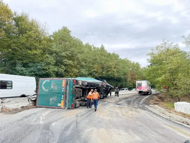 „TIR” răsturnat pe DN1, la Perşani