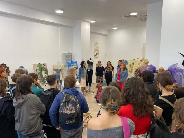 Expoziţie despre „moda sustenabilă”, la Centrul Cultural Apollonia din Braşov