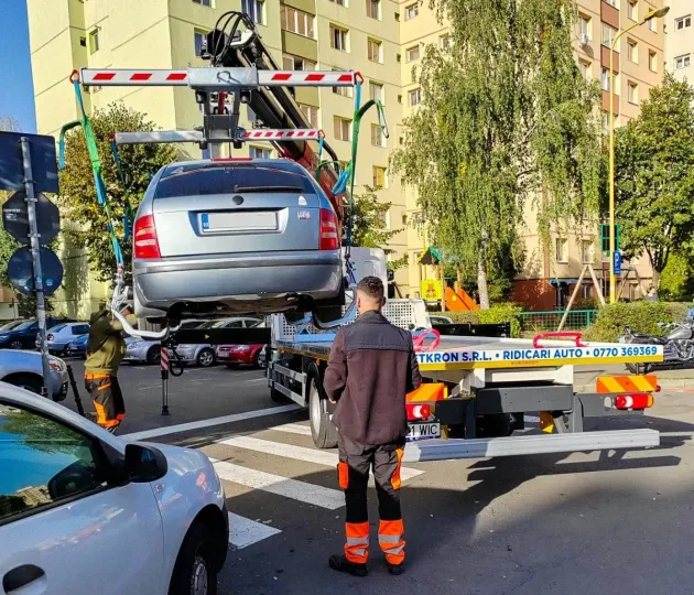 199 de şoferi amendaţi, doar pentru 16 s-au chemat „Ridicările Auto”: şi-au lăsat maşinile în curbă, alţii pe trecerea de pietoni 