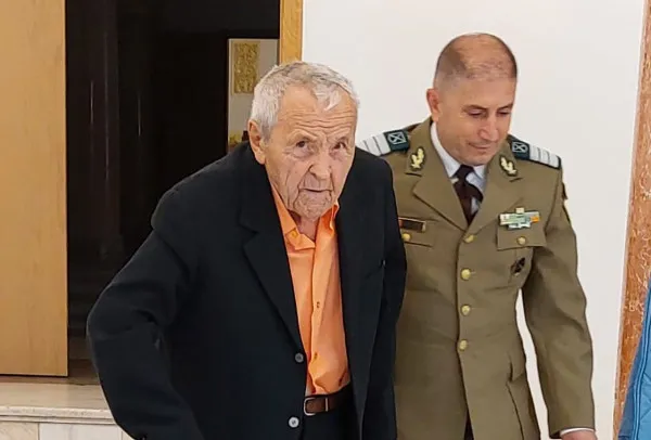 S-a înrolat în armată, voluntar, la 16 ani. Camarazii l-au sărbătorit acum, la 95 de ani
