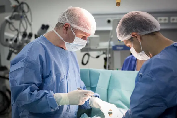 Băieţel de 3 ani, născut cu intersex, operat la Braşov. O operaţie pe care ceilalţi medici au refuzat să o facă