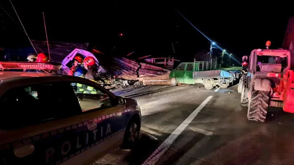 Un TIR cu lemne a „agăţat” firele Electrica