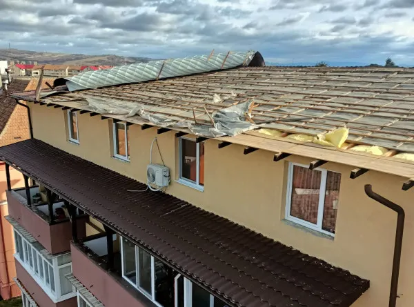 Vânt puternic şi pagube în judeţ: un bloc rămas fără acoperiş, un cartier lăsat fără curent