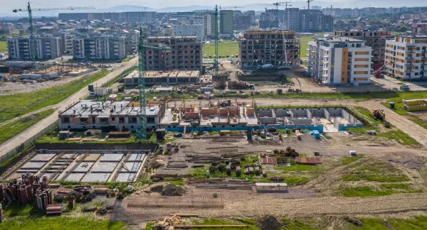 Dacă stai mai mult de doi ani într-o casă, mai bine o cumperi