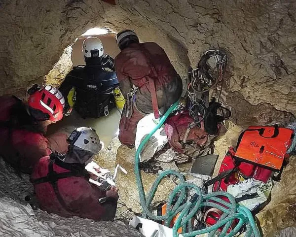 Salvamont Judeţul Braşov coboară şi în adâncuri  