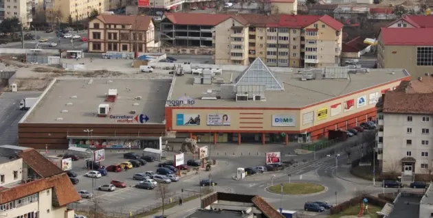 Proprietarii mallului Magnolia vor să construiască o clădire de birouri şi apartamente în locul unor case părăsite de pe strada Aurel Vlaicu din Braşov