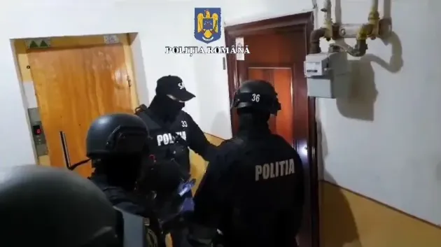 Pedofil cu mascaţii la uşă, pentru copilul abuzat anul trecut