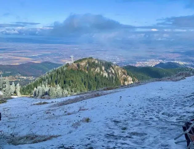 Prima zăpadă „tomnatică” pe crestele munţilor din jurul Braşovului