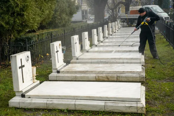 Cavourile şi Crucea Eroilor Revoluţiei din Braşov, curăţate de o companie privată