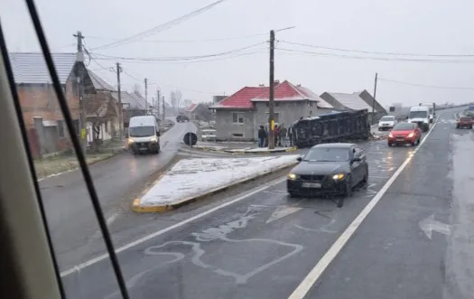 Accident la Vlădeni, o autoutilitară răsturnată