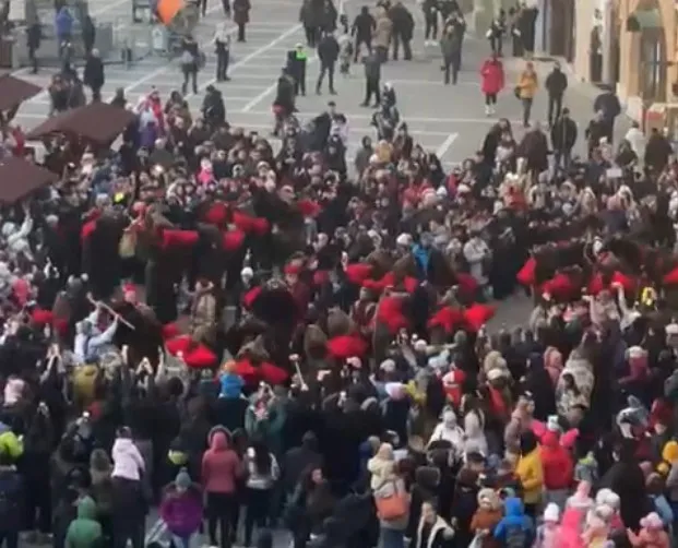 Şi Dumnezeu a spus: „Să se-mbrace unii-n urşi şi să bată-n tobe”