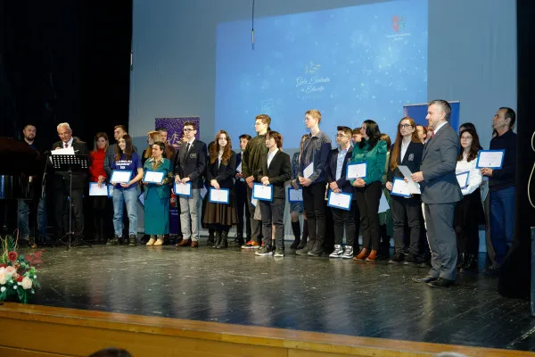 Şcoala, între excelenţă şi dezastrul de la PISA: Olimpicii naţionali ai Braşovului, premiaţi de Consiliul Judeţean
