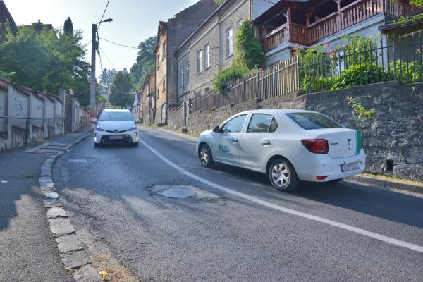 Rețeaua electrică de pe strada Dobrogeanu Gherea din Brașov, trecută în subteran. În perioada 11 – 22 decembrie pot apărea restricții de circulație pe sensul de urcare