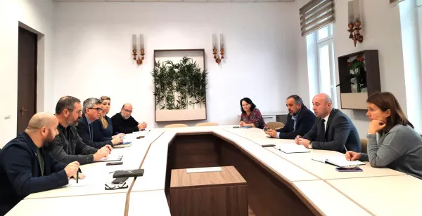 Trei elevi agresivi, temă de analiză într-o şedinţă convocată de prefectul Braşovului