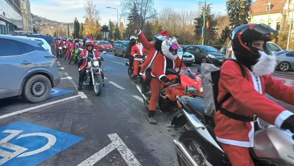 Moş Crăciun pe motocicletă