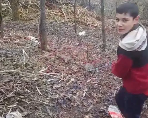 Unul biciuia, altul filma