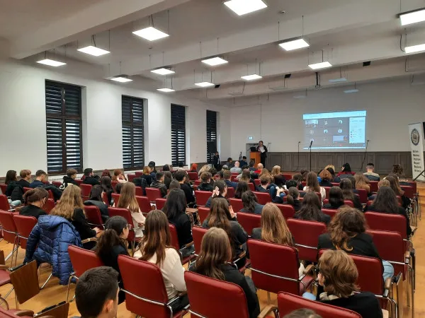 Prefectul Braşovului a stat de vorbă cu tinerii