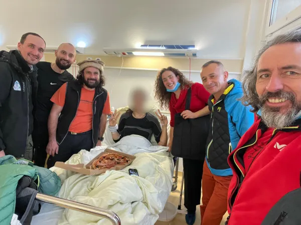 Au salvat-o din munți, au vegheat-o și în spital