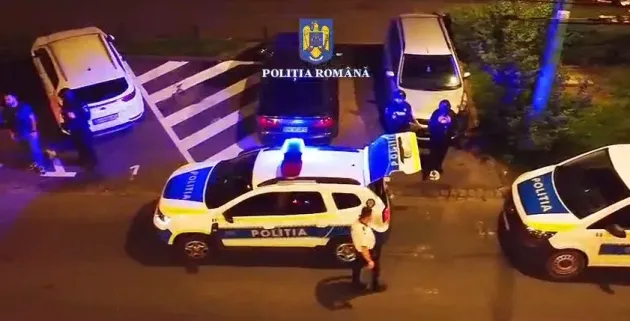A spart parbrizul cu toporul, a dat şi în şofer