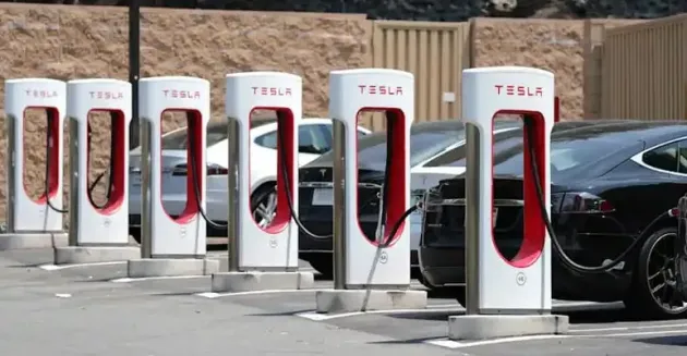 12 staţii de încărcare TESLA pe Calea Bucureşti, lângă Carrefour Braşov
