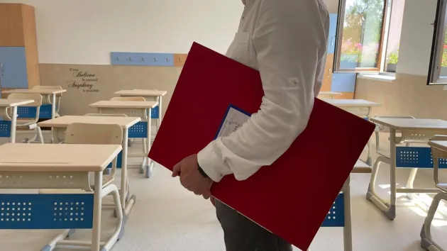 Prima de pensionare pentru profesori, echivalentă a două salarii, se aplică din anul şcolar 2025-2026