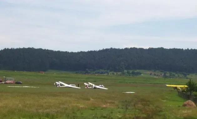 Aerodromul din Sânpetru, unde s-au stabilit primele recorduri de zbor din România cu planorul, se va extinde cu încă un hangar  