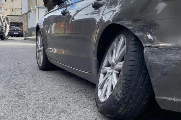 Sub ochii Poliţiei: A lovit două maşini în timp ce o parca pe a lui