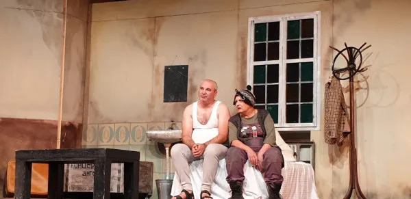 „După o viaţă trăită la teatru, să fii dată pe uşa din dos mi se pare înjositor”  