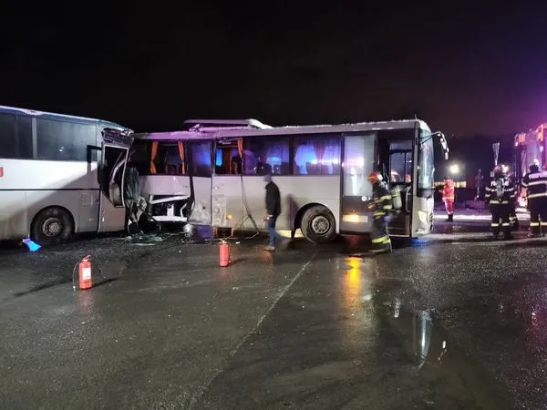 Accident între două autobuze de navetă muncitori