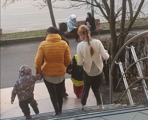 Cei 7 ani de acasă când „părinte” ţi-e Statul. Dezbatere pe tema adopţiei, lansată de la Braşov