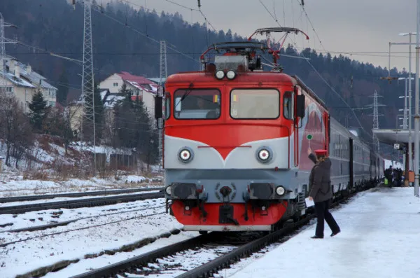 CFR-ul, tot mai „sensibil” la frig. Sâmbătă – probleme dinspre Bucureşti, duminică – şine rupte spre Sibiu
