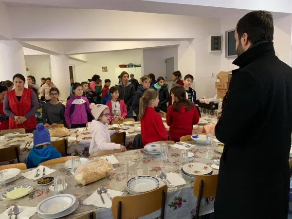 55 de case cu 400 de copii orfani: Preoţii parohi de la Biserica din Bartolomeu, daruri pentru sufletele de la Valea Plopului şi Valea Screzii