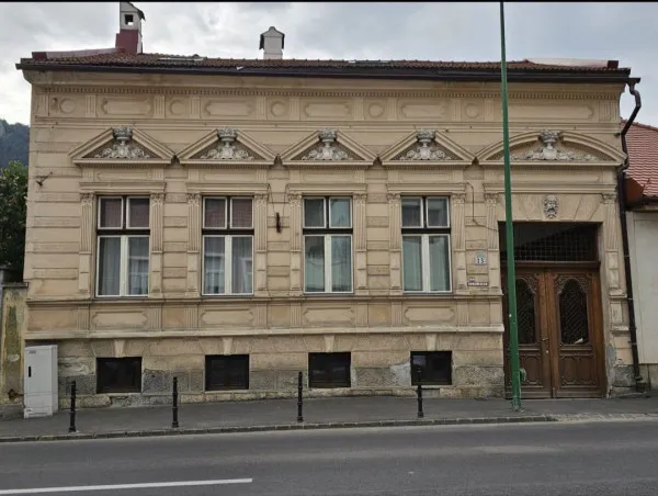 Faţadele a două clădiri din zona istorică a Braşovului, refăcute cu bani publici