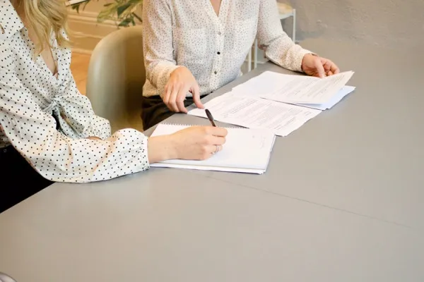 Călătorie profesională: Cum să scrieți un CV de succes și să treceți cu încredere de interviuri