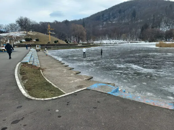 Neînfricaţi, pe lacul îngheţat. După Poliţie, pasibili de amendă