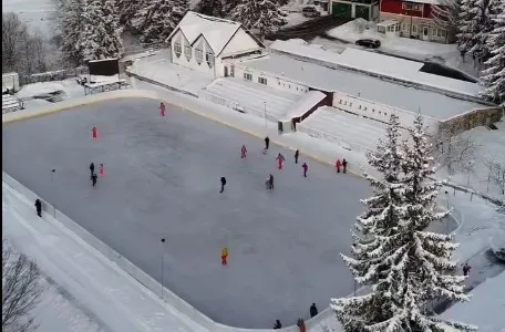 După 3 ani de pauză, s-a redeschis patinoarul din Poiana Braşov