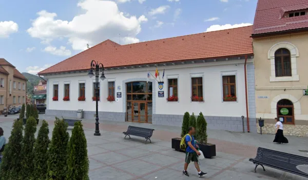 Primăria Zărneşti, mai generoasă decât prevedea legea. Două contracte cu probleme, după calculele celor de la Curtea de Conturi   