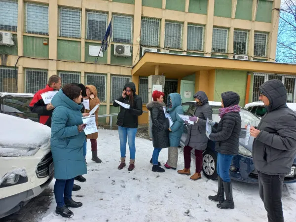 Protest la Agenţia pentru IMM-uri de la Braşov. „Semnăm contracte de 800 de milioane de euro pe un salariu de 4.000 de lei”