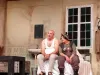 „După o viaţă trăită la teatru, să fii dată pe uşa din dos mi se pare înjositor”  