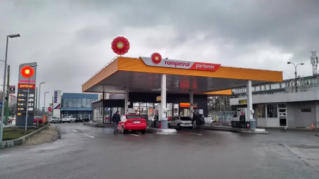 Cu cât mai plăteşte Rompetrolul