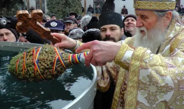 Ce este agheasma mare şi cât trebuie băută apa sfinţită