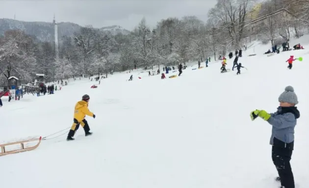 Puţini turişti veniţi în Braşov pentru Crăciunul pe rit vechi