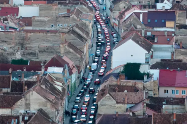 Barieră pe Schei. 113 străzi pe care nu se mai circulă de vineri până duminică, dacă nu ai casă în centrul vechi