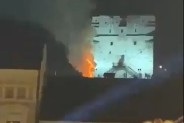 Artificiile Revelionului, cât pe ce să aprindă Turnul Alb