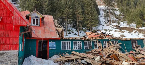 Vechea cabană din Valea Sâmbetei a devenit istorie 